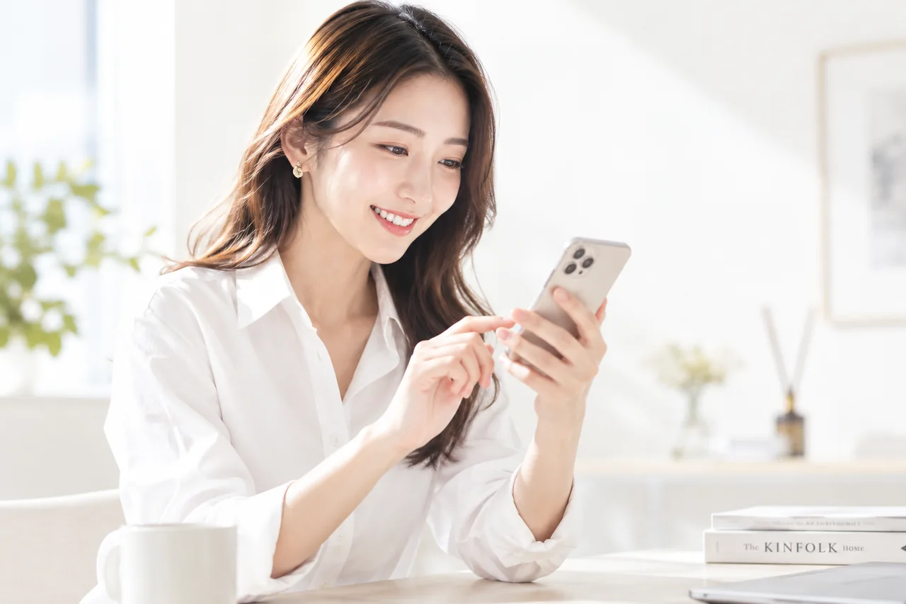 スマートフォンを操作する女性