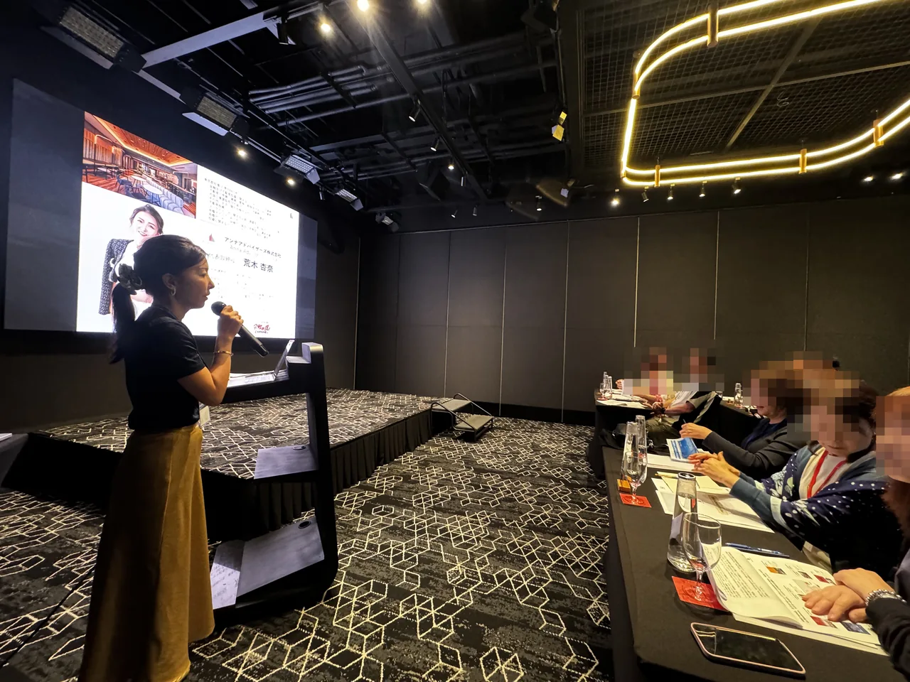 アンナ社長による実際の講演会の様子