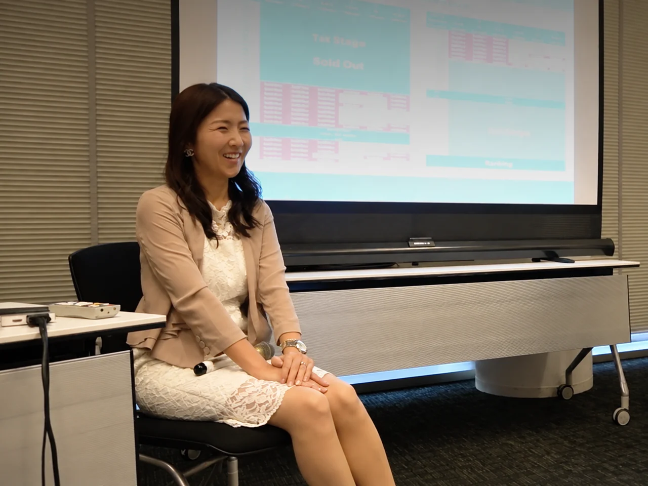 講演会で笑顔を見せるアンナ社長