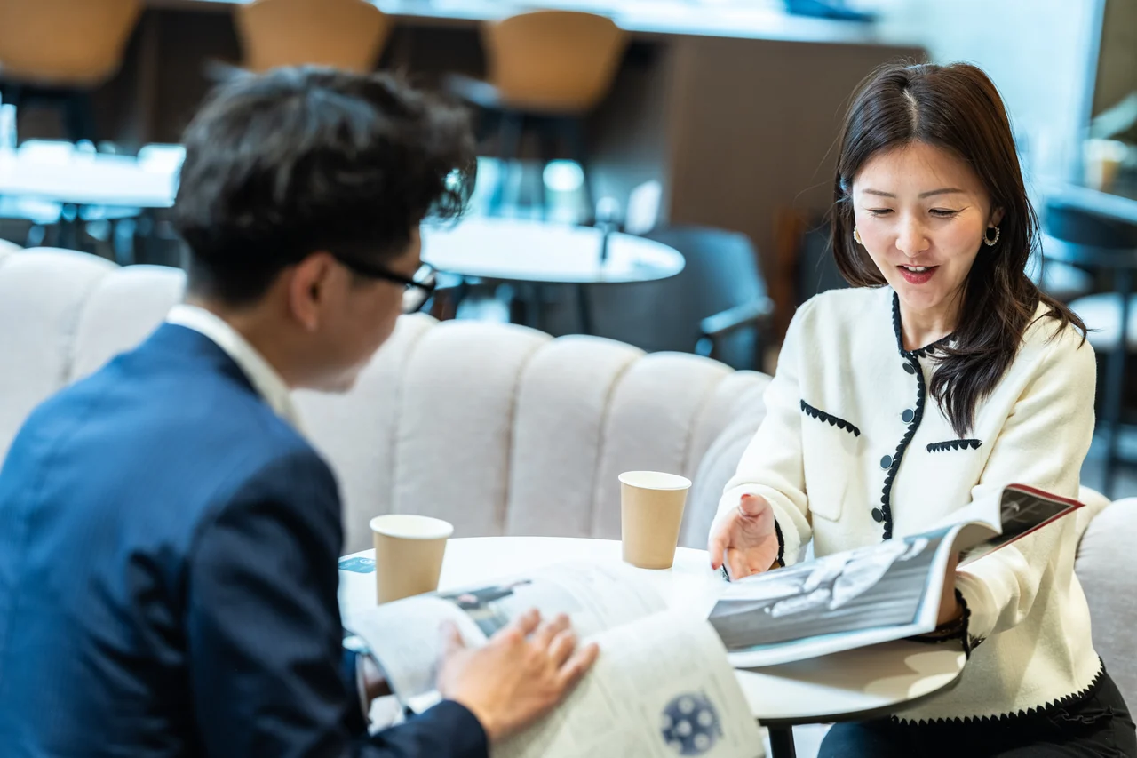 資料を見ながら対話するアンナ社長